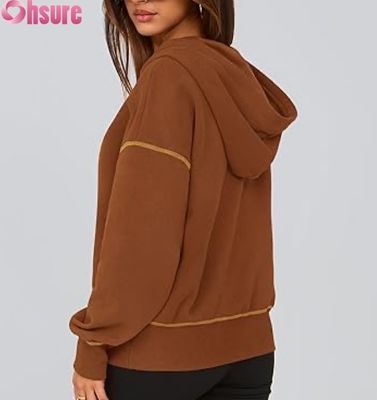Pullover con capucha de media cremallera de mujer... una camiseta de lana de gran tamaño... un logotipo personalizado.