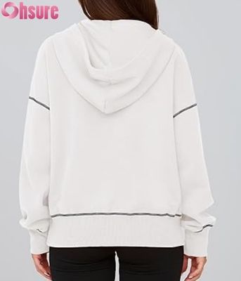 Pullover con capucha de media cremallera de mujer... una camiseta de lana de gran tamaño... un logotipo personalizado.
