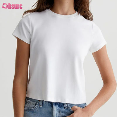 T-shirt de cuello cortado de mujer de color blanco. - silueta vintage, tejido de costillas de algodón mezclado.