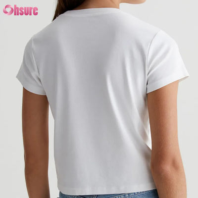 T-shirt de cuello cortado de mujer de color blanco. - silueta vintage, tejido de costillas de algodón mezclado.