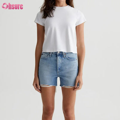 T-shirt de cuello cortado de mujer de color blanco. - silueta vintage, tejido de costillas de algodón mezclado.