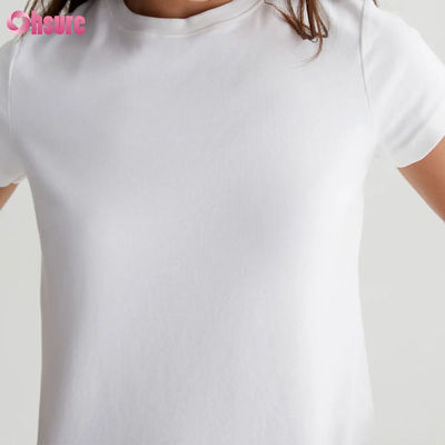 T-shirt de cuello cortado de mujer de color blanco. - silueta vintage, tejido de costillas de algodón mezclado.