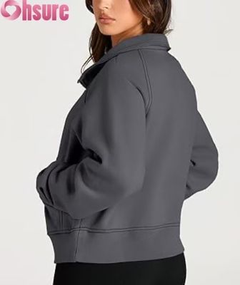 Pullover de lana cortada con media cremallera de mujer con capucha.