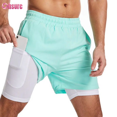 Diseño de logotipo personalizado Poliéster 2 en 1 Calzoncillos de gimnasia Calzoncillos de ejercicios de acondicionamiento físico Ropa de entrenamiento masculina Logotipo estándar Calzoncillos de acondicionamiento físico de línea corta de natación sólida